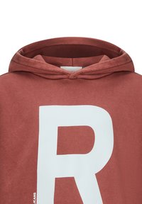Czerwona bluza z kapturem z dużą białą grafiką "R" z przodu oraz miękkim, teksturowanym materiałem. Casualowy design z regulowanym sznurkiem.