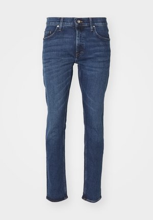Jeans de mezclilla azul oscuro, de corte slim, con un diseño clásico de cinco bolsillos, costuras en contraste y corte recto.
