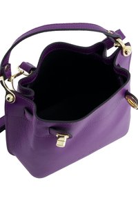 Lilla lædertaske med en tekstureret overflade, sort indvendigt, guldfarvet hardware og en åben top med bølget kantdesign.