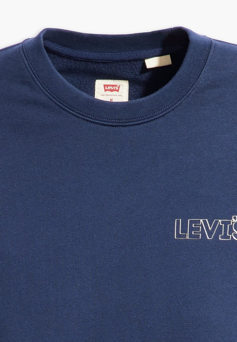 Granatowa bawełniana bluza z okrągłym dekoltem, z białym haftowanym logo "LEVI'S" na przodzie oraz metką wewnątrz kołnierza.