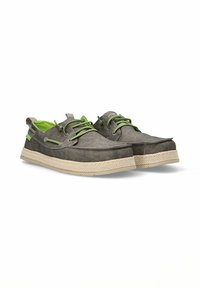 Zapatos de ante gris con cordones y forro verde, que presentan una suela de yute trenzado y un diseño de punta redonda. Dos lengüetas de acento a cada lado.