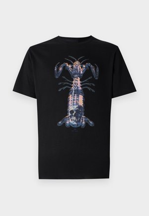 Sort bomulds T-shirt med et grafisk tryk af en hummer med et kraniumdesign. Printet inkorporerer nuancer af blå og lilla.