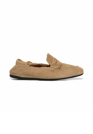 Mocassino in camoscio marrone chiaro con suola nera, cuciture in stile mocassino e dettaglio con cinturino sulla parte superiore, mostrato di profilo su sfondo bianco.