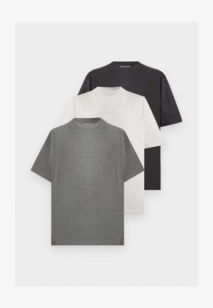 Drie effen T-shirts met korte mouwen en ronde hals in grijs, lichtgrijs en zwart, gelaagd gerangschikt tegen een witte achtergrond.