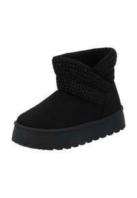 Stivaletto alla caviglia nero in morbido materiale in suede, collo pieghevole decorato con piccoli borchietti e suola in gomma texturizzata per una migliore aderenza.