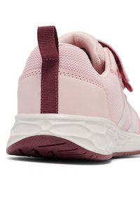 Baskets de sport roses avec tige en mesh, accents bordeaux et semelle blanche. Dotées d'une languette et d'une surface texturée au talon.