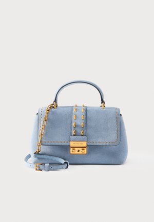 Sac à main en daim bleu clair avec clous dorés, détail chaîne, poignée supérieure, bandoulière réglable et fermoir à cadenas doré sur le rabat avant.