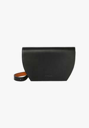 Sort læder crossbody-taske i halvmåneform med en enkelt justerbar rem og diskret præget mærkenavn på fronten.