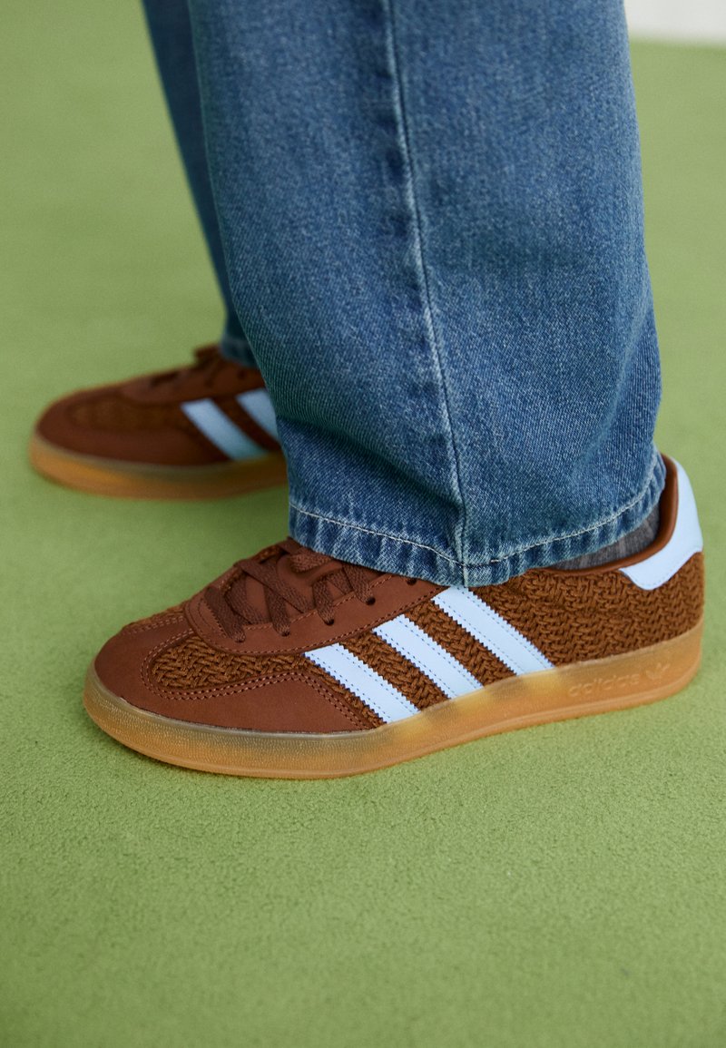 adidas Originals GAZELLE INDOOR - Zapatillas - preloved brown/clear sky/gum/ marrn - Zalando.es