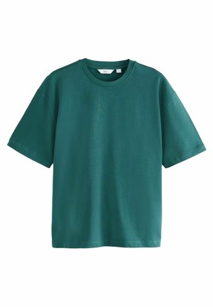 Camiseta verde de manga corta exhibida sobre un fondo blanco, con un escote redondo y un corte relajado.