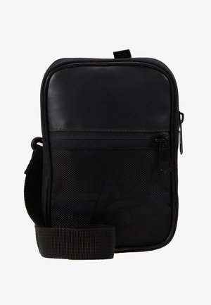 Crna torba preko tijela s teksturiranim prednjim dijelom, glatkom kožnom gornjom stranom, zatvorenim odjeljcima s patentnim zatvaračem i podesivim remenom.