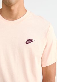 Nike Sportswear CLUB TEE - Βασικό μπλουζάκι - washed coral/burgundy crush