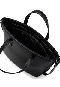 Čierna kožená kabelka s dvojitými ušami, viditeľným bielym prešívaním a otvoreným vrchom, ktorý ukazuje vnútornú zipsovú kapsu a textilné podšívky.