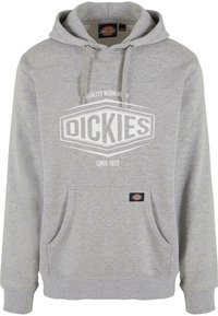 Szürke kapucnis pulóver elülső kenguruzsebbel, zsinórral állítható kapucnival és egy nagy, fehér logóval, amely a "DICKIES" és a "SINCE 1922" feliratokat tartalmazza a mellrészen.