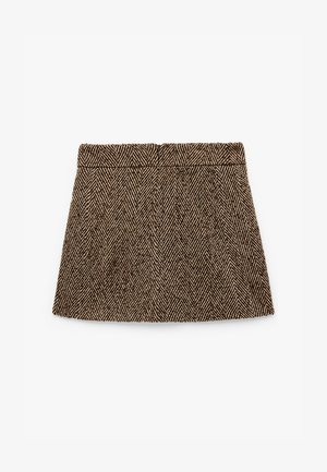 Falda marrón con patrón de espiga y diseño acampanado, con cinturilla y cremallera en la parte trasera. Tejido texturizado con líneas verticales.