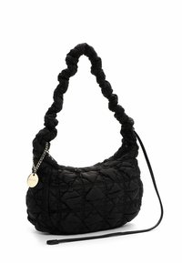 Sac à main en cuir noir matelassé avec une sangle torsadée et rembourrée. Présente un accent en chaîne avec une étiquette métallique circulaire. Texture douce et design compact.