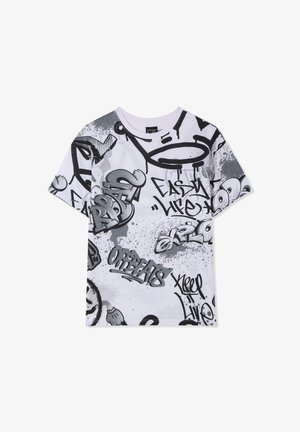 Biała koszulka z krótkim rękawem z czarno-szarym nadrukiem w stylu graffiti, zawierająca różne stylizowane napisy i abstrakcyjne wzory. Wykonana z bawełny.