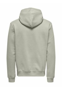 Lys grå hettegenser med en myk tekstur, med en rund hette, lange ermer og ribbestrikkede mansjetter og kant.