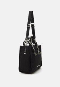 Borsa tote nera in tela con una forma strutturata, caratterizzata da una tracolla intrecciata con motivo a zigzag, hardware in metallo e un sottile dettaglio del logo.