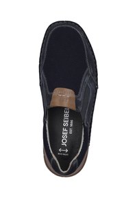 Námořnické slip-on boty s mesh materiálem a hnědými koženými detaily, vybavené polstrovaným límcem, kontrastním šitím a texturovanou stélkou s označením "JOSEF SEIBEL."
