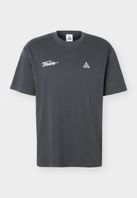 Επιλέχθηκε, dark smoke grey