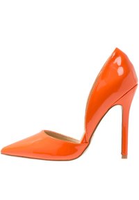 Escarpin à talon haut en cuir verni orange avec un bout pointu, un design épuré et un talon aiguilles. Texture lisse et finition brillante.