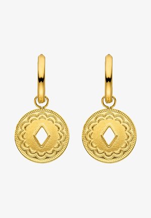 Paire de boucles d'oreilles créoles en or avec pendentifs ronds texturés présentant une découpe en forme de losange et un design à bord festonné.