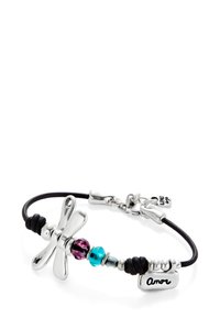 Pulsera con charm de libélula plateada, cordón negro, cuentas de colores (púrpura, verde azulado, metálicas) y una etiqueta plateada grabada con la palabra "Amor". Cierre ajustable.