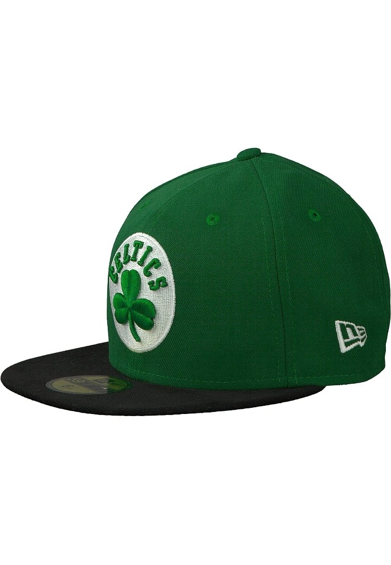 Gorra verde ajustada con visera negra, que presenta un parche circular blanco con la palabra "CELTICS" y un emblema de trébol verde.