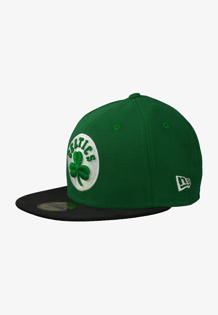 Gorra verde ajustada con visera negra, que presenta un parche circular blanco con la palabra "CELTICS" y un emblema de trébol verde.
