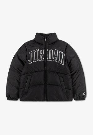 Veste matelassée noire avec fermeture éclair intégrale à l'avant, grand texte "JORDAN" sur la poitrine, deux poches latérales et logo Jumpman sur le poignet de la manche gauche.