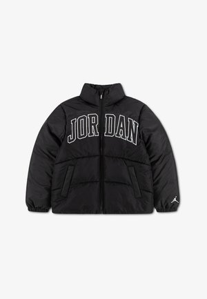Veste matelassée noire avec fermeture éclair intégrale à l'avant, grand texte "JORDAN" sur la poitrine, deux poches latérales et logo Jumpman sur le poignet de la manche gauche.