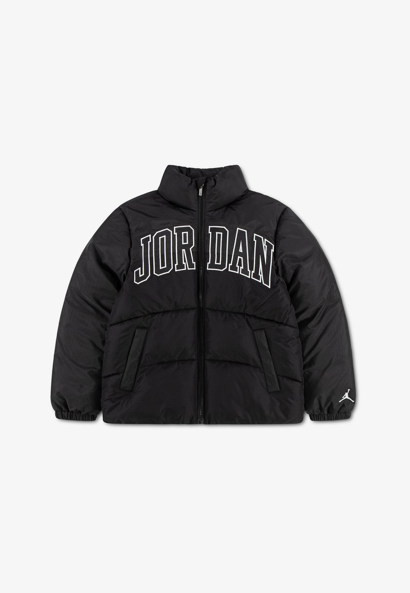 Veste matelassée noire avec fermeture éclair intégrale à l'avant, grand texte "JORDAN" sur la poitrine, deux poches latérales et logo Jumpman sur le poignet de la manche gauche.