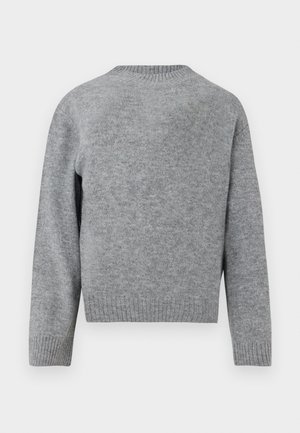 Maglione a maglia grigio chiaro con maniche lunghe, collo rotondo e polsini e orlo a coste, mostrato da dietro su uno sfondo bianco.