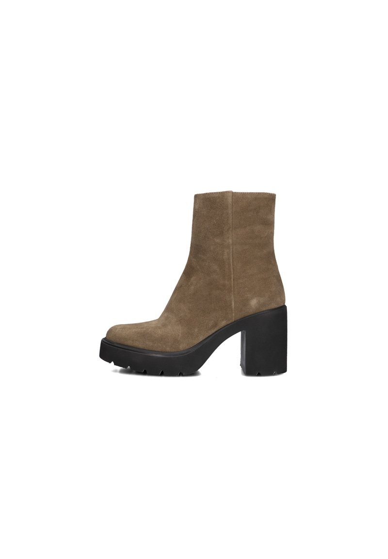 Bottines en daim marron avec un talon épais, finition texturée, bout carré et semelle extérieure épaisse à crampons.