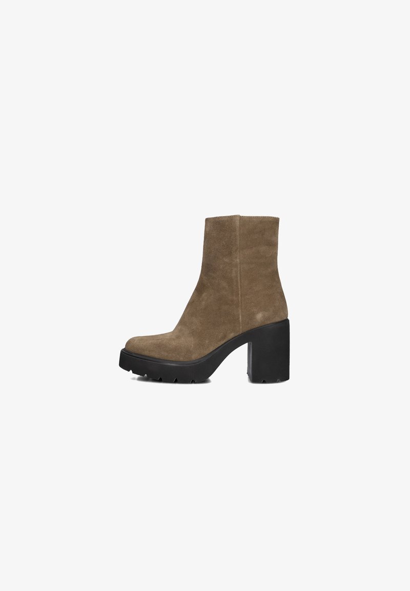 Bottines en daim marron avec un talon épais, finition texturée, bout carré et semelle extérieure épaisse à crampons.