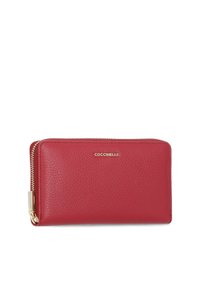 Portafoglio in pelle rossa con una texture a granuli, dotato di una zip dorata e del marchio sulla parte frontale. Forma rettangolare con angoli arrotondati.