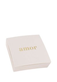 Fyrkantig, mjuk rosa ask med en slät yta; gyllene bokstäver formar "amor" på den övre ytan. Stängd utan synliga sömmar.