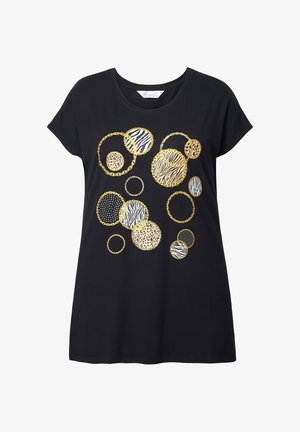 Camiseta de algodón negra con mangas cortas que presenta un estampado de círculo dorado y con patrones, incluyendo estampados de animales y acentos de cadena.