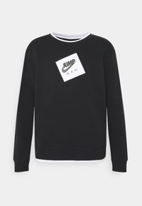Černá mikina s dlouhými rukávy, kulatým výstřihem a bílým akcentem u límce. Obsahuje bílé čtvercové logo s nápisy "JUMP" a "MAN."