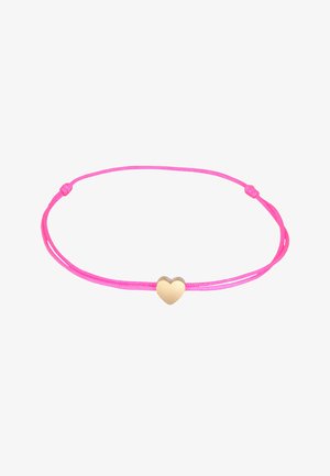 Rosa Schnurarmband mit einem goldenen Herzanhänger, einfachem Design und verstellbarem Verschluss. Die Schnur hat eine glatte, glänzende Textur.