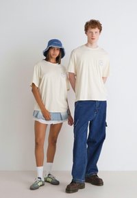 Jack & Jones JORREALMEAL TEE UNISEX - T-shirts med print - buttercream