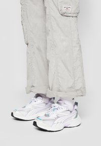 Puma MORPHIC - Sneaker low - white/vivid violet