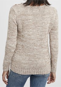 Sweter dziany w odcieniach beżu i kremu, z długimi rękawami, zaokrąglonym dekoltem oraz ściągaczami przy mankietach i dole. Tkanina o fakturze z delikatnym wzorem.