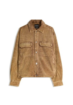 Veste en velours côtelé marron à boutons avec deux poches à rabat à l'avant et un col, présentée à plat sur fond blanc.