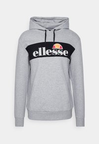 Sweat à capuche gris avec une bande noire portant le logo 'ellesse', capuche avec cordon, manches longues et une poche avant. Texture de tissu doux.