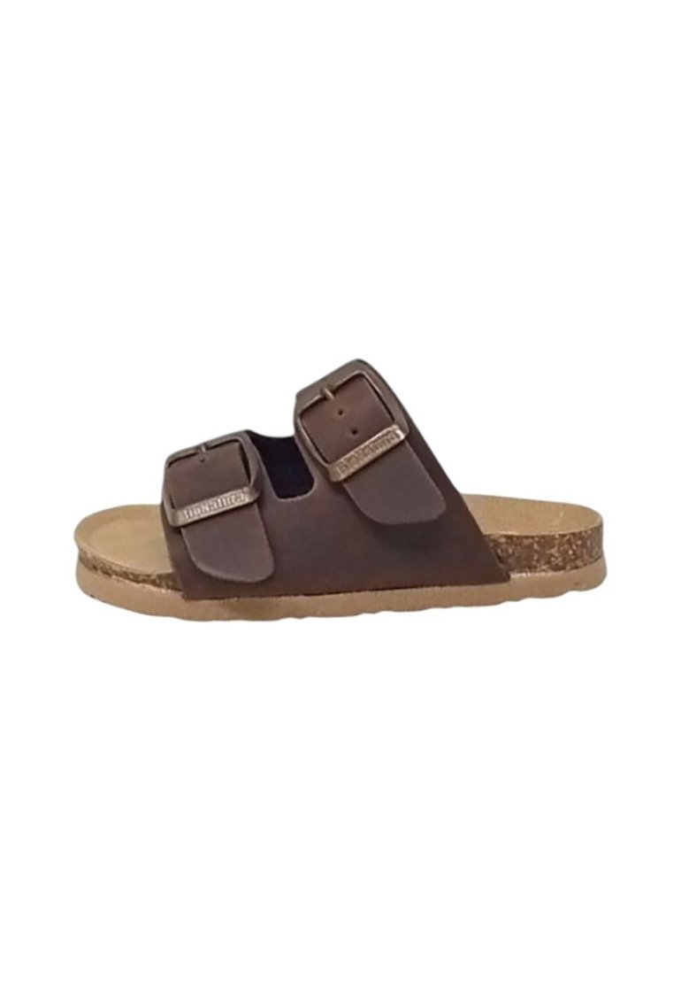 Sandalo scivoloso sintetico marrone con due cinture regolabili, fibbie metalliche e suola in sughero. Design piatto con una soletta testurizzata per il comfort.