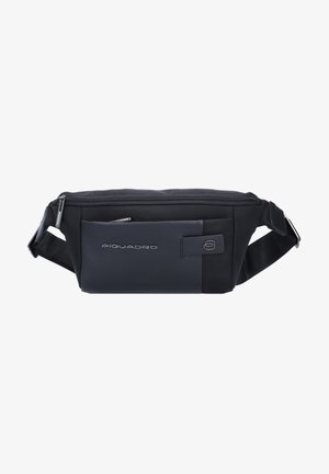 Schwarze Nylon Hüfttasche mit glattem Lederakzent, Reißverschlussfächern und verstellbarem Tragegurt. Verfügt über eine vordere Aufbewahrungstasche und Branding.