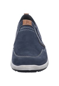 Navy suede slip-on sko med syede detaljer, læderaccent ved hælen og grå gummisål. Rund tå og minimalistisk design.