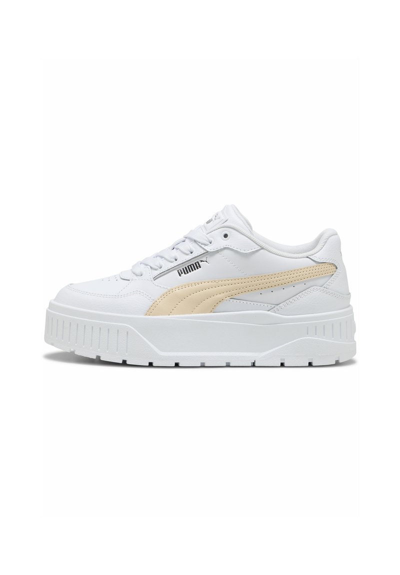 Baskets blanches Puma avec bande beige, semelle épaisse, fermeture à lacets et logo Puma noir sur le côté, vues de profil sur fond blanc.